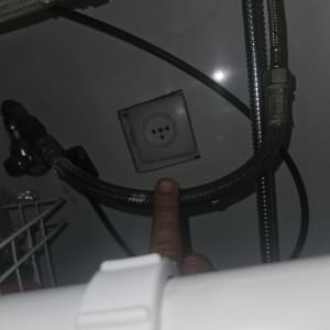 צינור מים מתחת לכיור עם חיבורי מתכת