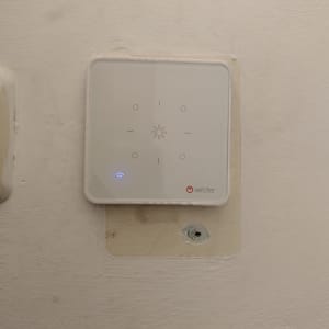 מתג חכם על קיר עם חיווי Wi-Fi