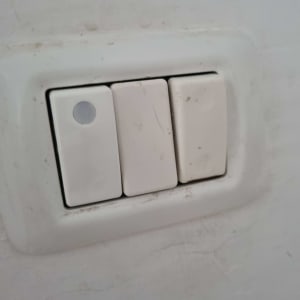 מתגי חשמל לבנים על קיר