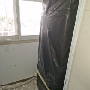 כיסוי פלסטיק שחור עם סרט דבק על הרצפה