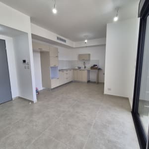 מטבח חדש בחדר ריק עם רצפת אריחים