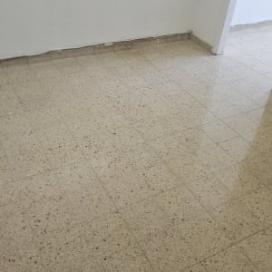 רצפה נקייה ומבריקה בחדר ריק