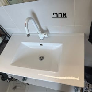 כיור לבן עם ברז בחדר אמבטיה