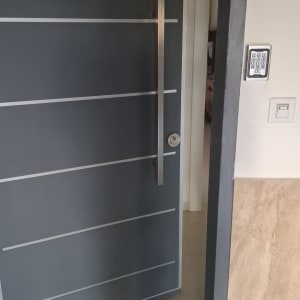 דלת עם מנעול קוד דיגיטלי