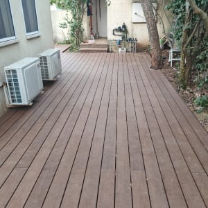 דק עץ חום עם עצים וצמחייה מסביב