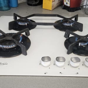 כיריים גז עם ארבעה מבערים וכפתורי שליטה