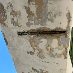 תקרה מתקלפת עם צבע מתקלף וסדקים