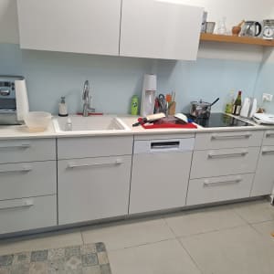 מטבח עם כיור, מכונת קפה, כיריים וסירים