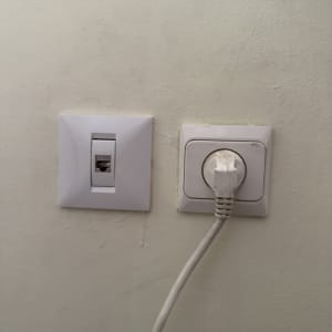 שקע רשת וכבל מחובר לקיר