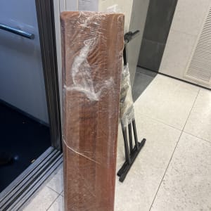 חפץ עטוף בניילון ליד מעלית