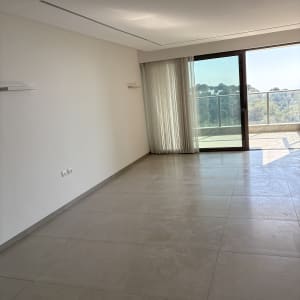 חדר ריק עם קירות לבנים ורצפת אריחים