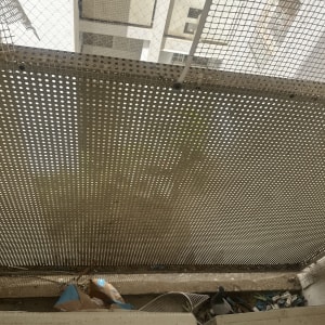 רשת מתכת למניעת כניסת יונים במרפסת