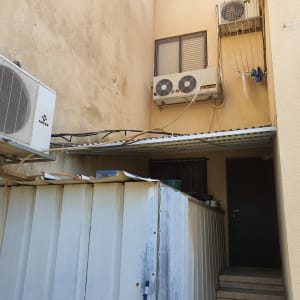 קיר אלומיניום עם גג מתכת ומזגנים