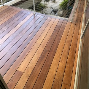 רצפת עץ עם גדר רשת במרפסת