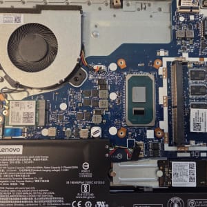 לוח אם של מחשב נייד עם מאוורר, מעבד וסוללה