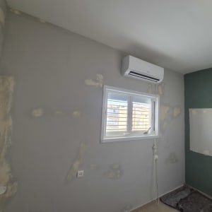 חדר עם קירות צבועים ותיקונים