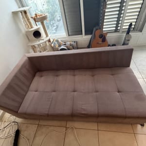 ספת בד חומה במהלך תהליך ניקוי ריפודים בבית הלקוח