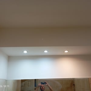 תקרה צבועה עם תאורה שקועה בחדר אמבטיה