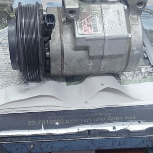 מדחס רכב על שולחן עבודה עם כלים מסביב