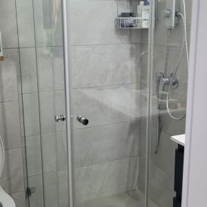מקלחון זכוכית עם אביזרי רחצה