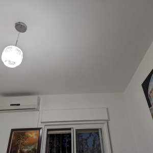 ציור נוף תלוי על קיר לבן