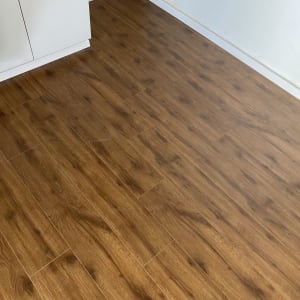 רצפת פרקט עץ חום בחדר פנימי