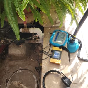 מכשיר איתור נזילות ליד צנרת מים וצמחייה