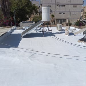 גג עם ציפוי איטום לבן ומתקנים טכניים