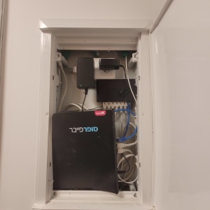 ארון תקשורת עם כבלים ונתב סופראייבר