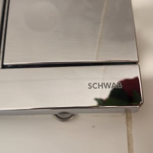 לחצן נירוסטה לשירותים עם כיתוב 