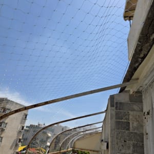 רשת למניעת כניסת יונים על מרפסת בניין