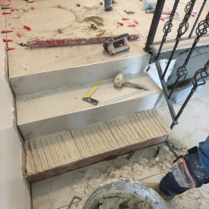 שיפוץ מדרגות עם כלים וחומרים