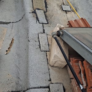 תיקון גג עם יריעות ביטומניות ואיטום סדקים