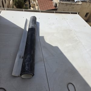 עבודת איטום גג פנל מבודד באמצעות יריעות איטום