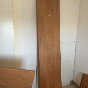 לוחות עץ עומדים על קיר בחדר