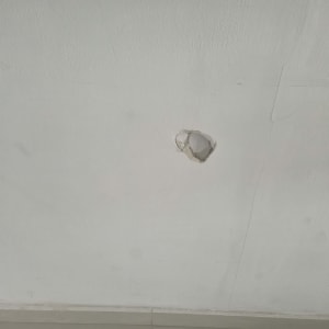 חור בקיר לבן, מתאים לתיקון שיפוצניק