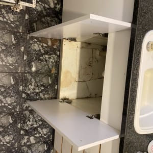 דלתות ארון פתוחות עם צירים חשופים