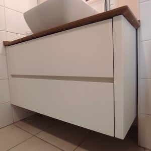 ארון עץ לבן עם כיור עליון