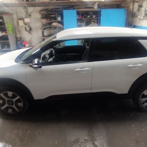 רכב לבן בחניון עם דלתות סגורות