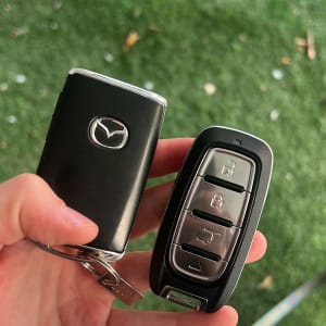 מפתח רכב מאזדה על רקע דשא