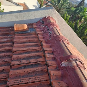 תמונה של גג רעפים עם תיקונים