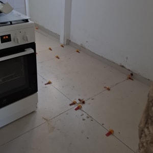 רצפה עם אריחים בתהליך התקנה במטבח
