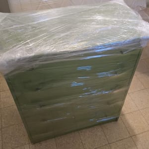 רהיט עטוף בניילון על רצפת אריחים