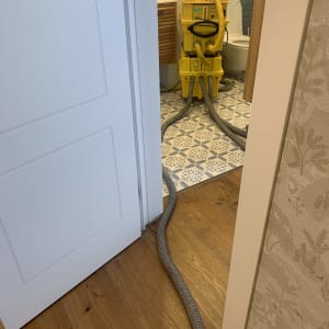 מכונה צהובה עם צינורות לאיתור נזילות בחדר אמבטיה