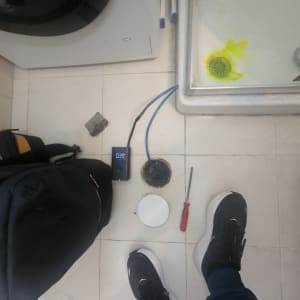 כלים ועבודות אינסטלציה ליד מקלחת עם נזילה