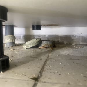 צינור מתכת חלוד מתחת לכיור עם לכלוך