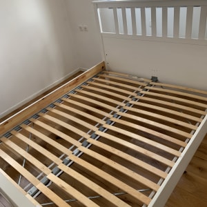 מיטה מורכבת בחדר שינה עם רצפת עץ