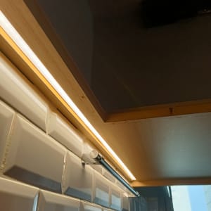 תאורת לד מתחת לארון מטבח על קיר אריחים