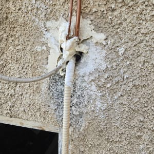 צינורות חשמל בקיר עם חומר איטום