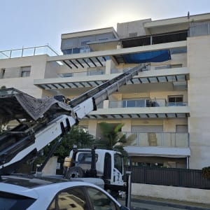 מנוף אלומיניום מעביר חפצים למרפסת בניין